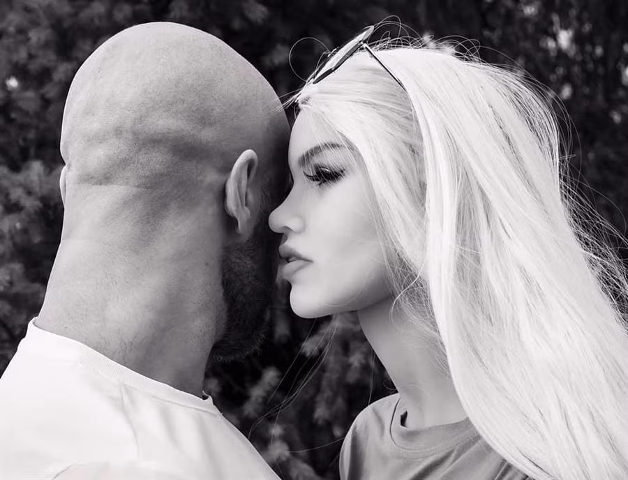 Kỳ dị thanh niên quyết đính hôn với búp bê bơm hơi - Hình 3 Ky di thanh nien quyet dinh hon voi bup be bom hoi-Hinh-3