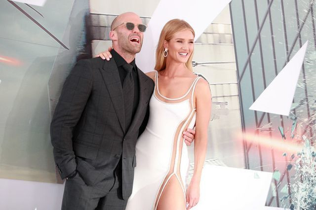 Rosie Huntington-Whiteley và Jason Statham sống chủ yếu tại Mỹ, cũng rất ít khi chia sẻ về đời tư với báo giới. Tuy nhiên cuộc sống hạnh phúc của cả 2 bên cậu con trai vẫn luôn được nhiều người quan tâm.