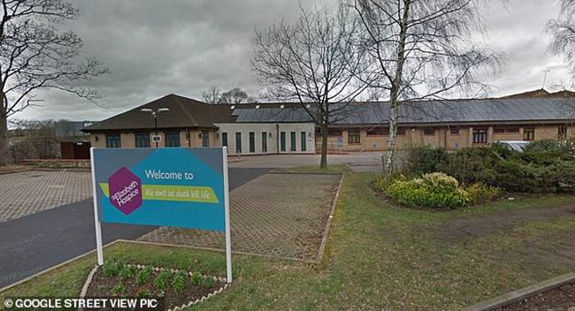 Sau khi tìm thấy số tiền lớn trong két sắt, mọi người quyết định mang toàn bộ đi ủng hộ cho quỹ từ thiện.