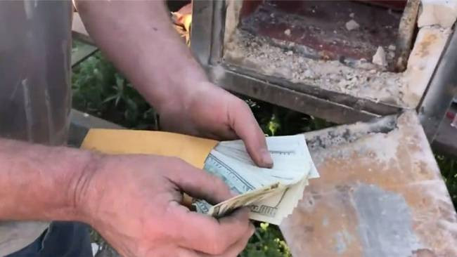 Cuối tháng 11 vừa qua, hai cha con Rick Langos (50 tuổi) và Darick (20 tuổi) ở Mỹ đã nhận hợp đồng phá dỡ căn nhà bỏ hoang ở Mỹ. Trong khi đang phá dỡ thì tìm thấy một két sắt tại nhà bỏ hoang.