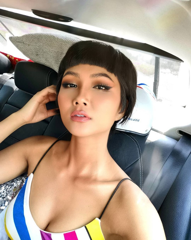 Khi lên Tp.HCM tham gia các sự kiện, H'Hen Niê nhanh chóng thay đổi hình ảnh, tác phong của một Hoa hậu. Phong cách làm việc chuyên nghiệp của cô nhận được nhiều lời khen ngợi của người hâm mộ.