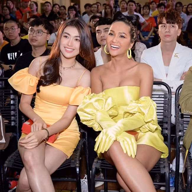 Giống với Lệ Hằng, Hoa hậu H'Hen Niê cũng xuất thân từ gia đình nhà nông. Cả hai nhanh chóng thân thiết và thường xuyên chia sẻ buồn vui trong cuộc sống.