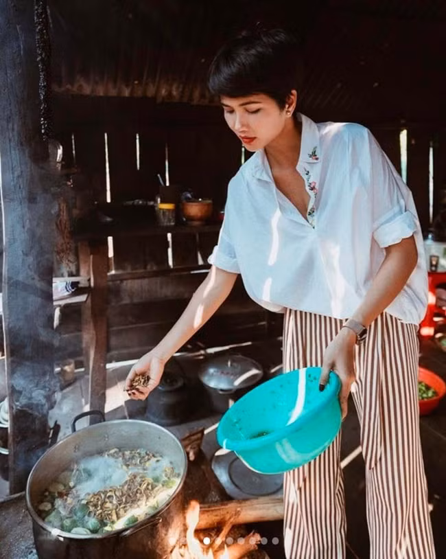 Sau khi đăng quang Hoa hậu Hoàn vũ Việt Nam 2015 và lọt top 5 Hoa hậu Hoàn vũ 2018, H'Hen Niê vẫn giữ nguyên lối sống giản dị như thuở hàn vi. Mỗi khi về quê, người đẹp 9X ăn vận đơn giản thoải mái vào bếp nấu ăn, nhặt rau, rửa bát, cuốc đất...