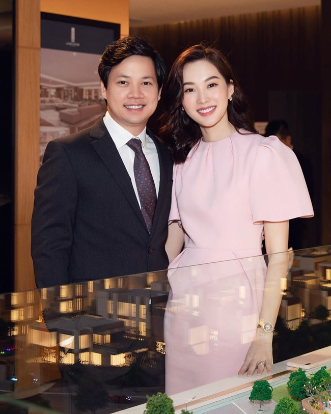 Năm 2017, Đặng Thu Thảo kết hôn với thiếu gia Trung Tín. Ông xã Hoa hậu họ Đặng là một doanh nhân trẻ tài năng xuất thân trong gia đình giàu có. Nguyễn Trung Tín tốt nghiệp Đại học Melbourne năm 2011 với bằng thạc sỹ về Thương mại. Hiện, Trung Tín quản lý công ty riêng với khoảng 800 nhân sự, làm chủ hai quán bar lớn ở Sài Gòn cùng nhà hàng ẩm thực Thái Lan. Tập đoàn của gia đình chồng sắp cưới Hoa hậu Đặng Thu Thảo hiện sở hữu nhiều tòa nhà, trung tâm spa và khách sạn trên cả nước.