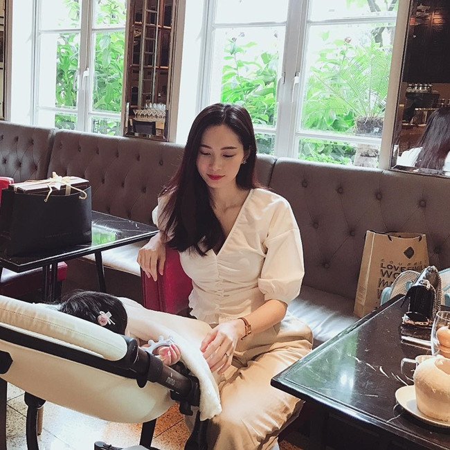 Sau khi sinh con gái đầu lòng, thỉnh thoảng Đặng Thu Thảo mới tham gia một vài sự kiện trong làng giải trí. Phần lớn thời gian, cô ở nhà chăm sóc con và đi du lịch. Bà mẹ một con được fan khen trông ngày càng đẹp, sắc sảo, mặn mà và quyến rũ hơn.