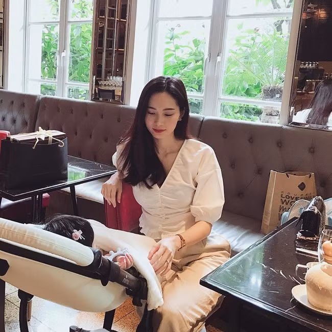 Sau khi sinh con gái đầu lòng, thỉnh thoảng Đặng Thu Thảo mới tham gia một vài sự kiện trong làng giải trí. Phần lớn thời gian, cô ở nhà chăm sóc con và đi du lịch. Bà mẹ một con được fan khen trông ngày càng đẹp, sắc sảo, mặn mà và quyến rũ hơn.