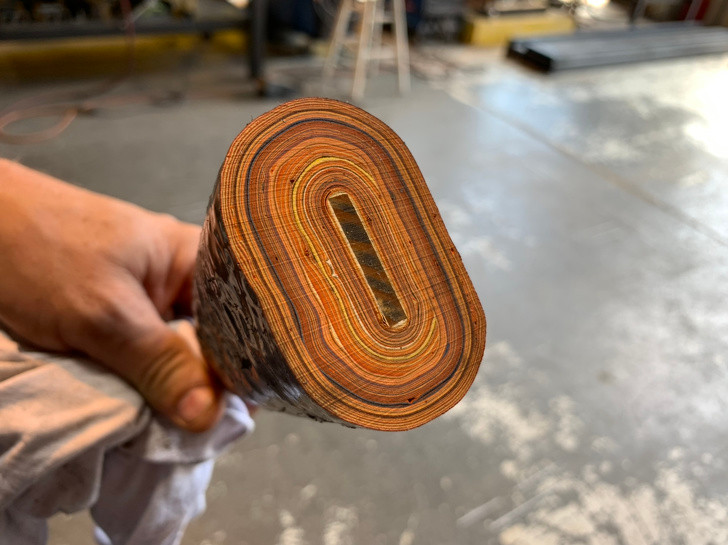 Mặt cắt ngang thành hình ảnh đẹp hoàn hảo của một thanh gỗ đã được chế tác.