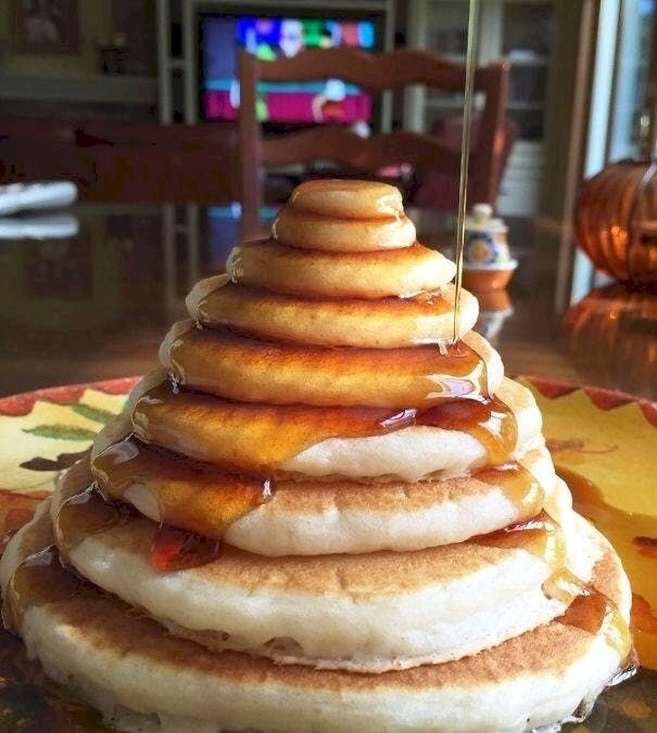 Bữa sáng tuyệt hảo với bánh pancake và mật ong.