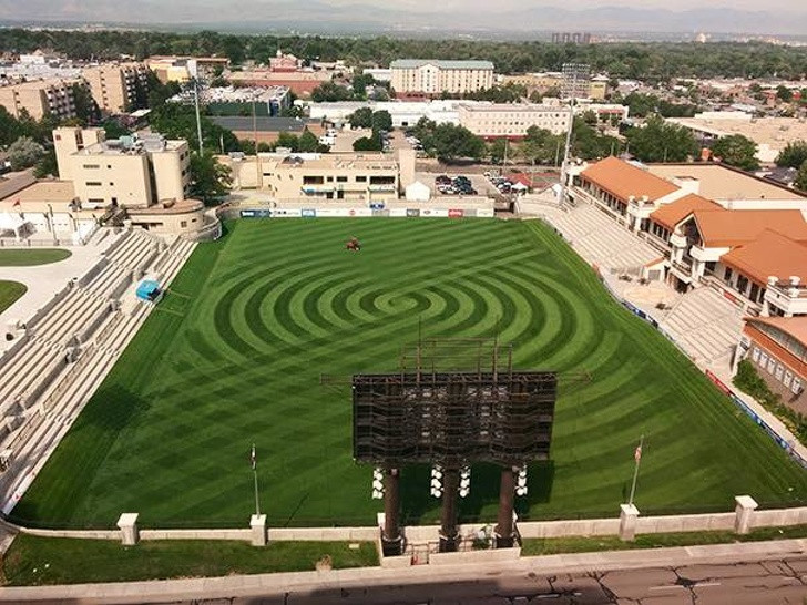 Sân bóng được cắt cỏ theo phong cách tạo ảo ảnh.