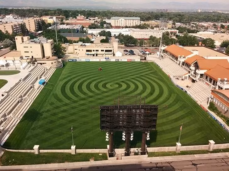 Sân bóng được cắt cỏ theo phong cách tạo ảo ảnh.