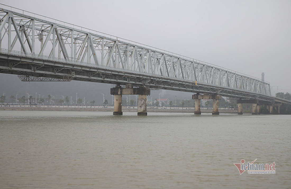 Thieu ta quan doi lao theo cuu co gai nhay cau Ben Thuy-Hinh-4