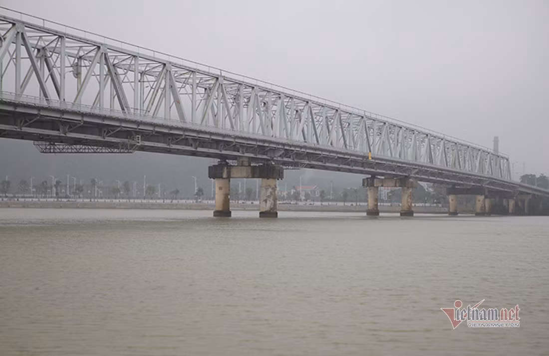 Thieu ta quan doi lao theo cuu co gai nhay cau Ben Thuy-Hinh-4