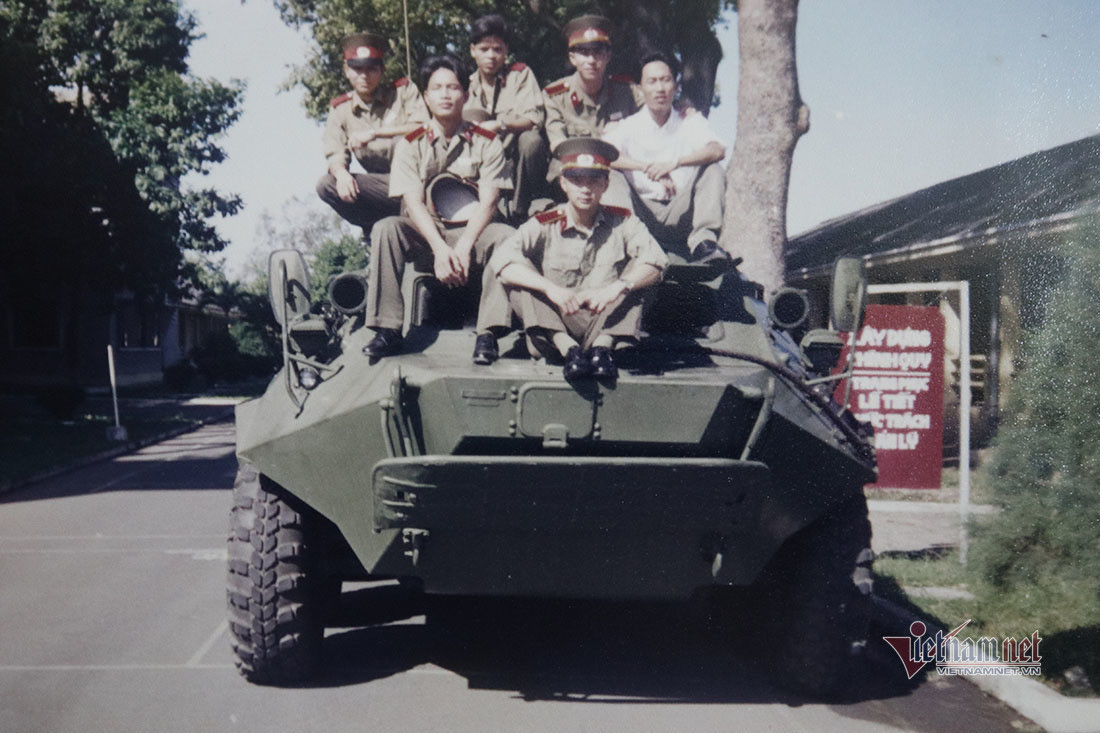 Thieu ta quan doi lao theo cuu co gai nhay cau Ben Thuy-Hinh-7