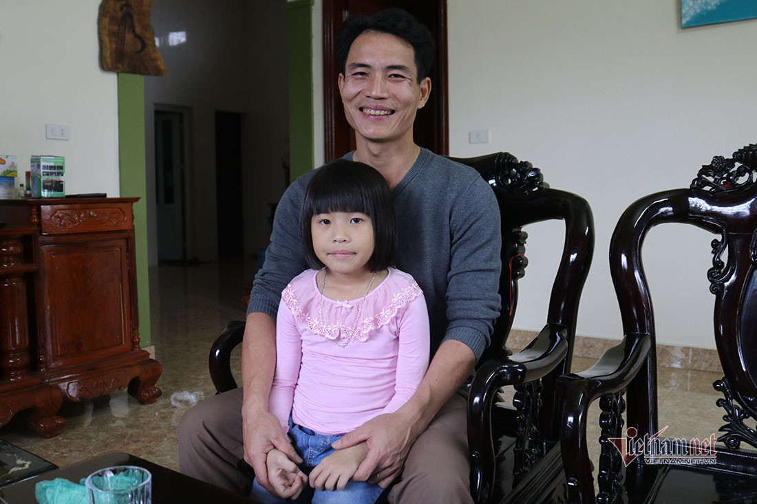 Thieu ta quan doi lao theo cuu co gai nhay cau Ben Thuy-Hinh-3