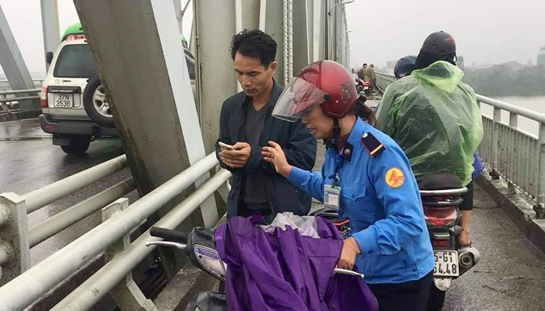 Thieu ta quan doi lao theo cuu co gai nhay cau Ben Thuy