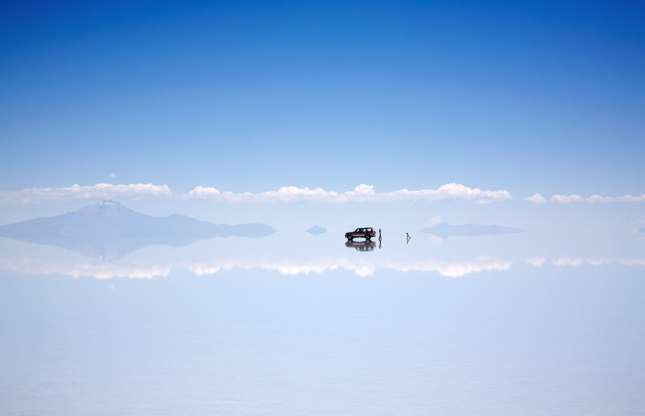 Cao nguyên Atacama, Bolivia được coi là vựa muối lớn nhất thế giới. Dưới ánh mặt trời, toàn khu vực vựa muối óng ánh, vô cùng đẹp đẽ. Trong ảnh là đầm muối Uyuni, nằm ở độ cao 3656m so với mực nước biển. Tới đây, du khách như được đắm chìm vào không gian hệt như ranh giới giữa đất và trời, ngắm nhìn hiện tượng thiên nhiên tuyệt mỹ.