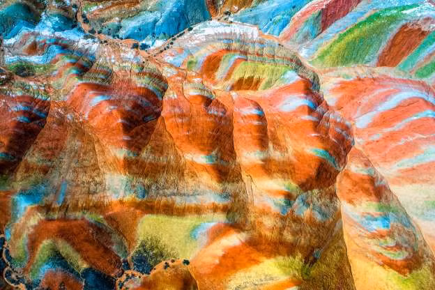 Núi cầu vồng ở Cam Túc, Trung Quốc có diện tích 510 km2. Các khối đá ở đây rất phong phú về màu sắc, bao gồm xanh dương, đỏ, xanh lá cây, vàng và cam. Kiến tạo mảng nơi đây cũng đặc biệt.