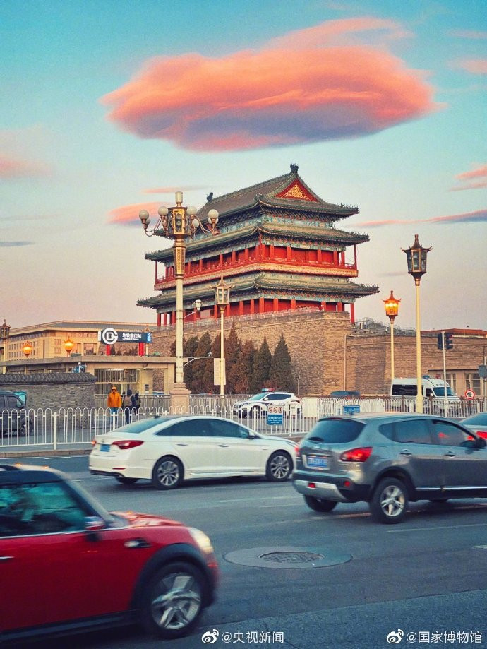 Rạng sáng ngày hôm nay (19/12), trên bầu trời thành phố Bắc Kinh, Trung Quốc, xuất hiện những đám mây như kẹo bông kỳ lạ.