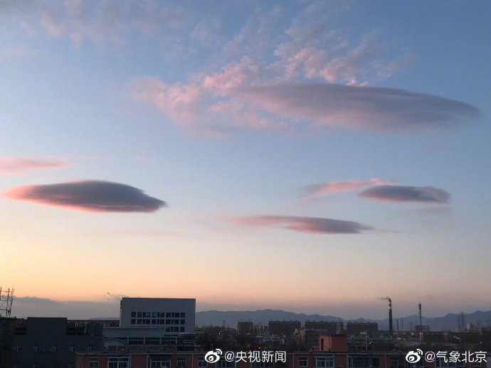 Mây dạng thấu kính là những đám mây hình thành cố định trong tầng đối lưu, đặc trưng là luôn luôn đứng im cho dù sức gió có mạnh tới đâu.