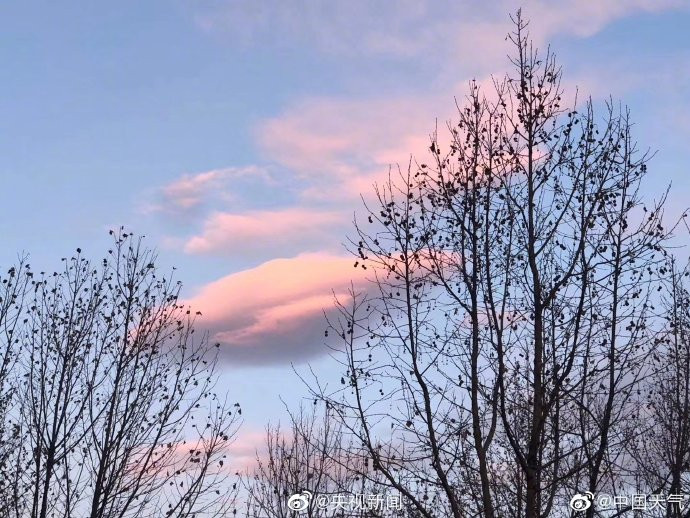 Mây dạng thấu kính rất hiếm gặp, thường xuất hiện dọc theo các dãy núi cao và chỗ khuất gió bên sườn núi, nhất là khi có một dòng không khí khô và ẩm ổn định bay ngang qua ngọn núi hay đồi.