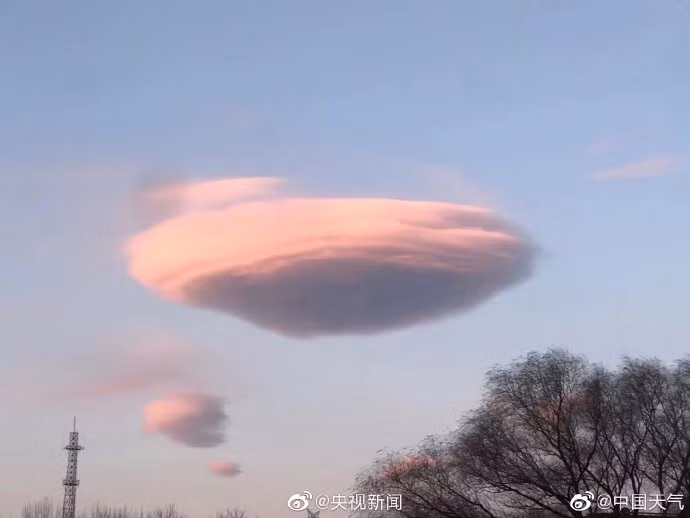 Điều này xảy ra chính nhờ quá trình ngưng tụ hơi nước liên tục trong bầu khí quyển. Chúng được tạo ra từ rìa của những tầng sóng không khí hoặc giữa các lớp gió với nhau.