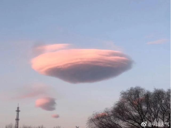 Ngay sau khi xuất hiện, những đám mây kỳ lạ này đã khiến nhiều người xôn xao, bàn tán.