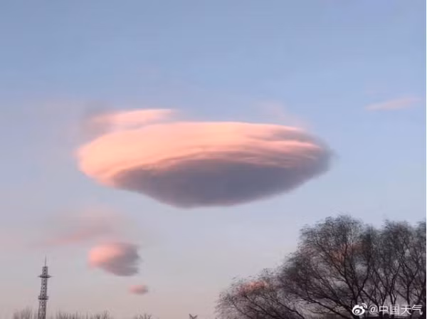 Ngay sau khi xuất hiện, những đám mây kỳ lạ này đã khiến nhiều người xôn xao, bàn tán.