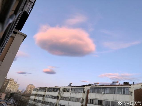 Sau khi bình minh ló dạng, những đám mây hình đĩa lại được ánh nắng ban mai nhuộm lên, đổi sắc sang màu hồng nhạt, thoạt nhìn giống như những chiếc kẹo bông vừa ngọt ngào vừa bông xốp, vô cùng thu hút.