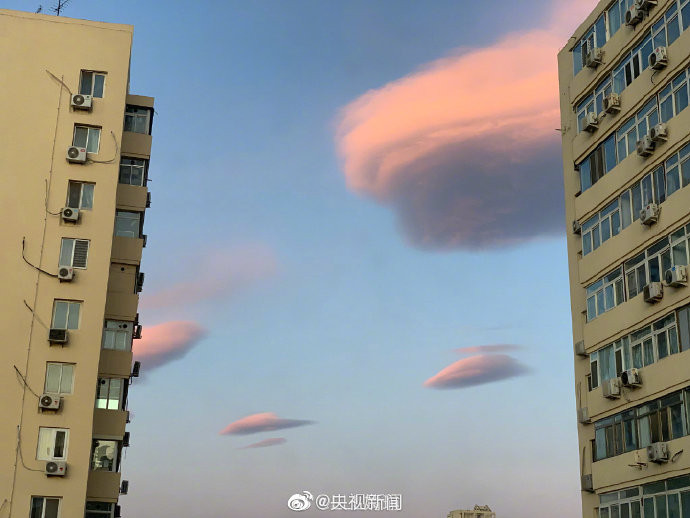 Sau đó, trung tâm khí tượng Bắc Kinh cũng đã lên tiếng, xác nhận những đám mây kỳ lạ trên bầu trời thành phố là mây đĩa bay hay chính xác hơn là mây dạng thấu kính.