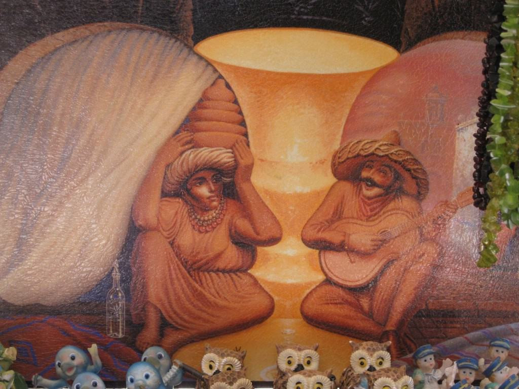 Mới nhìn, bạn sẽ thấy một đôi vợ chồng già đang nhìn nhau không chớp mắt. Nhìn lại lần hai, bạn sẽ thấy chân dung đầy đủ của cả hai người vô cùng vui vẻ. Có lẽ họ đang nhớ lại những khoảng thời gian hạnh phúc của mình.