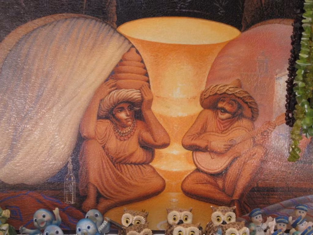 Mới nhìn, bạn sẽ thấy một đôi vợ chồng già đang nhìn nhau không chớp mắt. Nhìn lại lần hai, bạn sẽ thấy chân dung đầy đủ của cả hai người vô cùng vui vẻ. Có lẽ họ đang nhớ lại những khoảng thời gian hạnh phúc của mình.