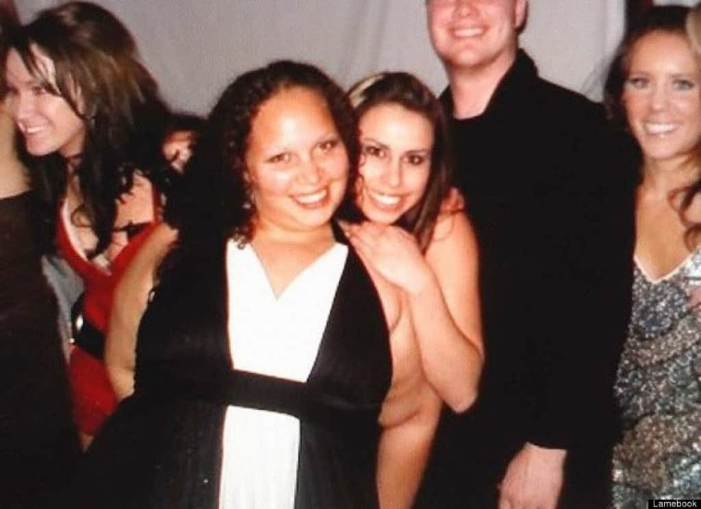 Mới nhìn, nhiều người sẽ tưởng rằng có một người phụ nữ ăn mặc phản cảm, khỏa thân đi dự tiệc. Nhìn kỹ hơn, bạn sẽ phát hiện, người phụ nữ đó chỉ đang dựa vào cánh tay của bạn mình đứng phía trước mà thôi.