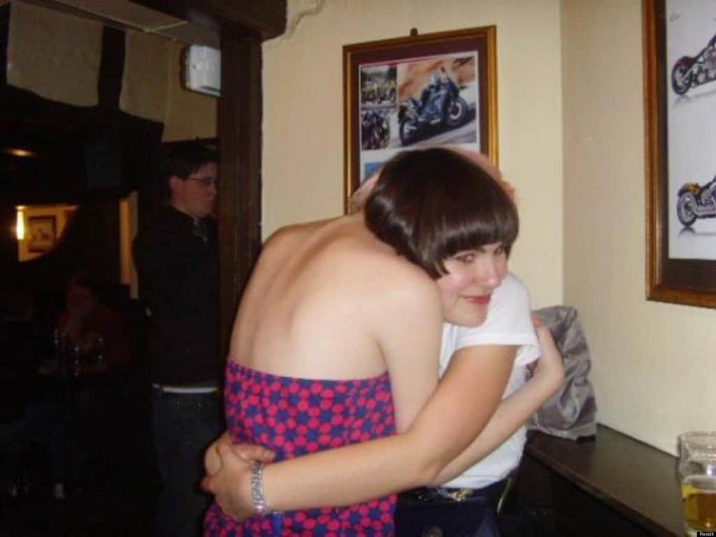 Có vẻ như một cái đầu đang bị đè bẹp giữa hai người phụ nữ không đầu. Hoặc là người phụ nữ bên trái có một cái cổ thực sự dài. Nhìn kỹ lại nào, chiếc đầu này thực sự thuộc về người phụ nữ bên phải, người đang gác lên vai bạn mình trong khi ôm.