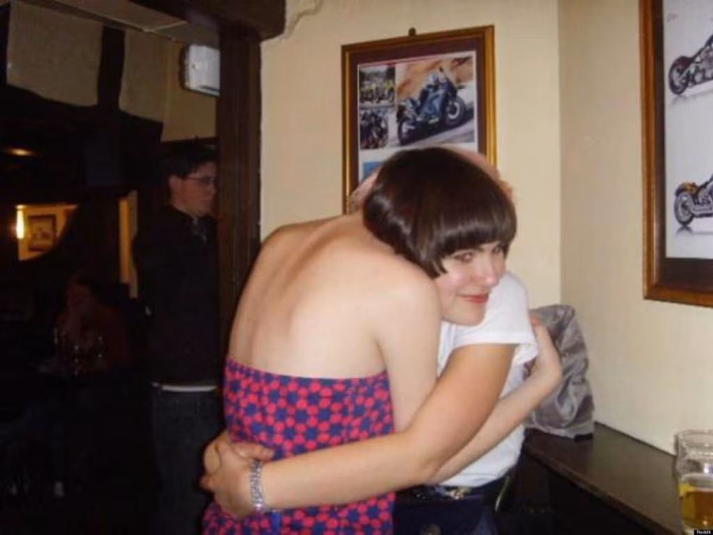 Có vẻ như một cái đầu đang bị đè bẹp giữa hai người phụ nữ không đầu. Hoặc là người phụ nữ bên trái có một cái cổ thực sự dài. Nhìn kỹ lại nào, chiếc đầu này thực sự thuộc về người phụ nữ bên phải, người đang gác lên vai bạn mình trong khi ôm.