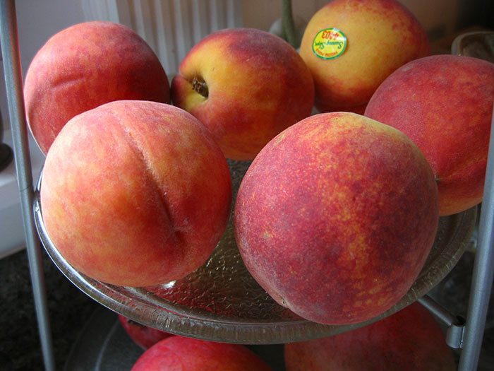 Đào hiện tại lần đầu được trồng ở Ba Tư, có nhiều biến thể đào vàng, đào trắng, đào hồng, kích thước lớn, nhiều thịt quả, vị ngọt thanh, rất ngon.