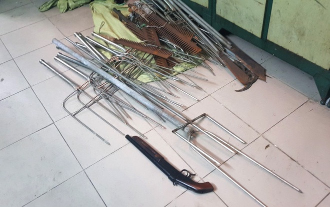 Canh sat thu giu hang chuc dao, sung tu che o TP.HCM