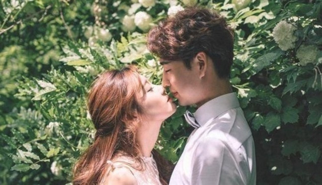 Chi mot nu hon, co gai 17 tuoi qua doi gay soc-Hinh-3