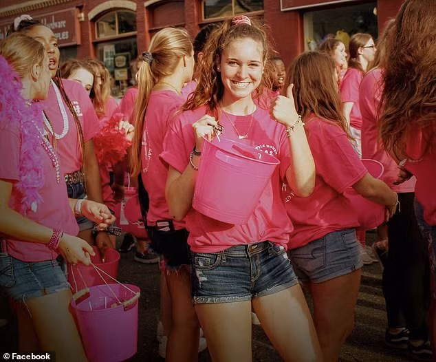 Chi mot nu hon, co gai 17 tuoi qua doi gay soc