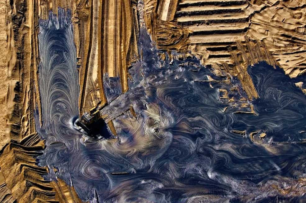 Alberta, Canada Alberta là khu dự trữ dầu thô lớn thứ ba trên thế giới - sau Venezuela và Ả Rập Saudi. Trước khi được xử lý và tinh luyện, dầu thô tàn phá môi trường sinh thái xung quanh rất đáng sợ.