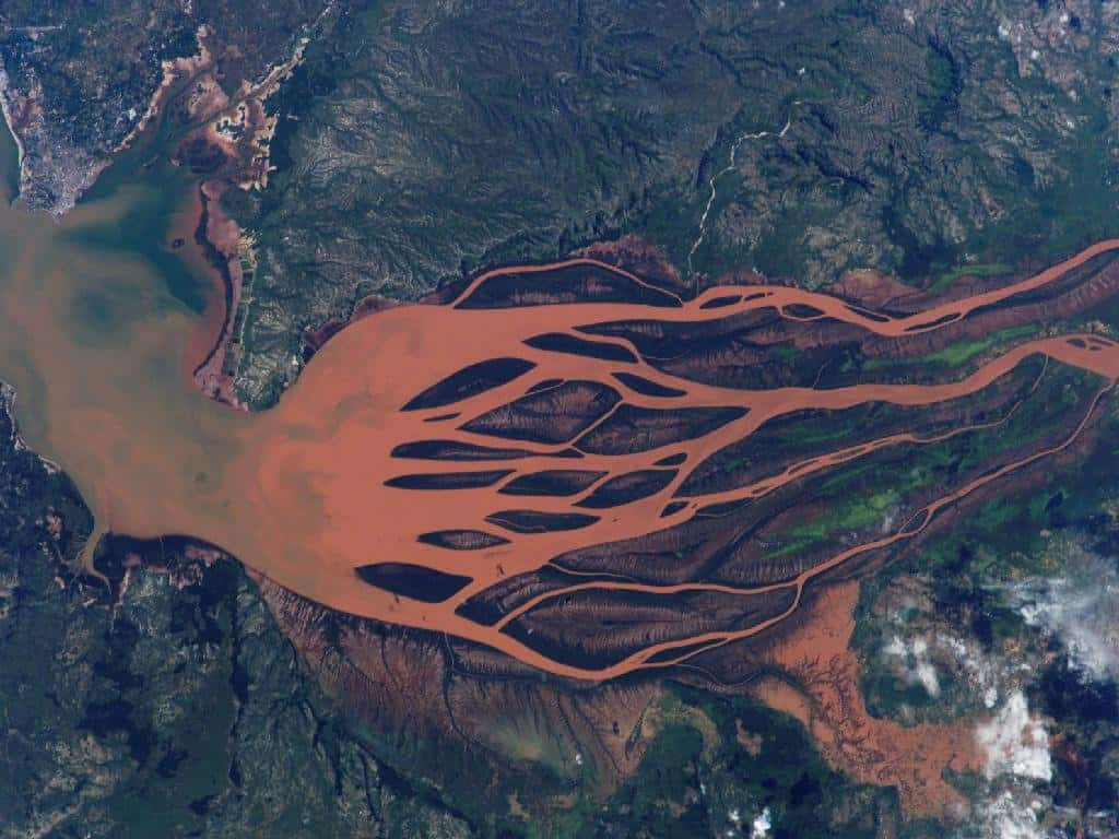 Madagascar Hình ảnh đáng sợ này cửa sông Betsiboka ở Madagascar. Đất đỏ nhuộm dòng nước của con sông lớn nhất Madagascar là do nạn phá rừng và do đó xói mòn đất. Vì không còn cây và thảm thực vật để giữ, đất bị cuốn xuống sông, trông như máu chảy ra khỏi vùng đất đang chết dần, đổ vào đại dương.