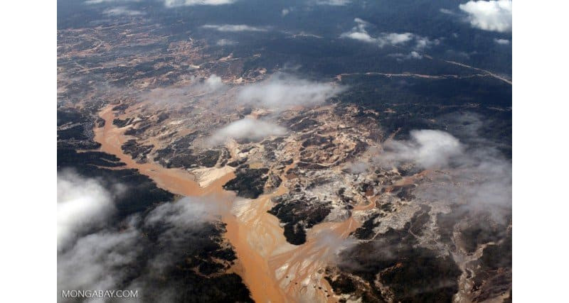 Peru Trong hình là mỏ vàng thuộc tỉnh Manu, Peru. Do các hoạt động phá rừng và khai thác quá mức, xói mòn đất đang xảy ra vô cùng nghiêm trọng. Cùng với đó, nước cũng bị nhiễm độc thủy ngân, biến nơi đây trở thành khu vực chết chóc.