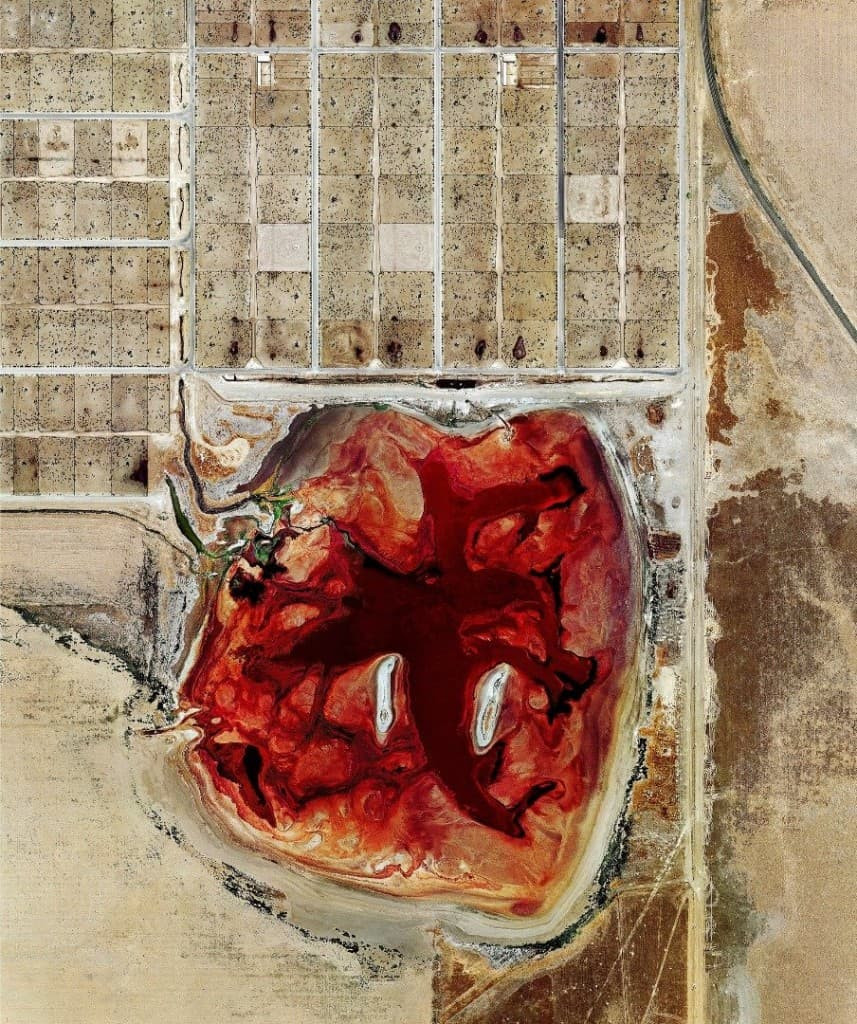 Texas, Mỹ Bức ảnh này được chụp ở Texas, Mỹ. Khu vực màu đỏ là phân vật nuôi được dồn ứ vào một khu vực. Do môi trường khắc nghiệt xung quanh khu chứa thải, phần lớn lượng phân này sẽ rất khó để phân hủy. Mời quý vị xem video: Siết chặt tiêu chuẩn khí thải đối với ô tô để bảo vệ môi trường