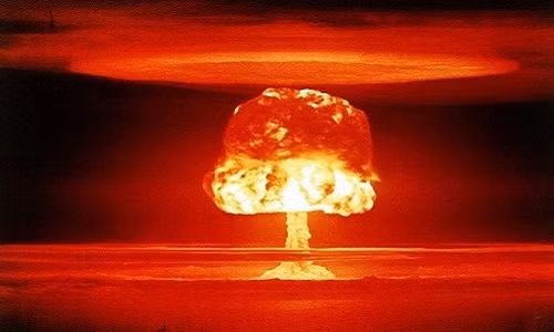 Trong cuộc chạy đua với Liên Xô thời Chiến tranh Lạnh, Mỹ lên kế hoạch táo bạo cho kích bổ bom hạt nhân trên Mặt trăng nhằm thể hiện vị thế siêu cường cũng như tiềm lực vượt trội về công nghệ.