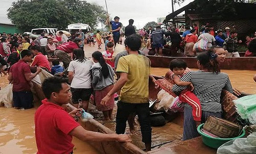 Người dân khu tỉnh Attapeu đang khốn khổ vì vỡ đập thủy điện. Ảnh: AFP