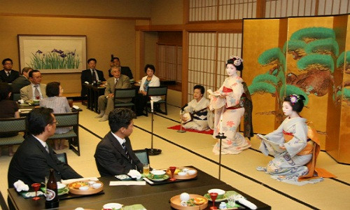  Geisha Nhật Bản gây chú ý khi luôn xuất hiện trong diện mạo xinh đẹp, kiêu sa. Họ được đào tạo nghiêm khắc từ nhỏ để trở thành một geisha chuyên nghiệp.