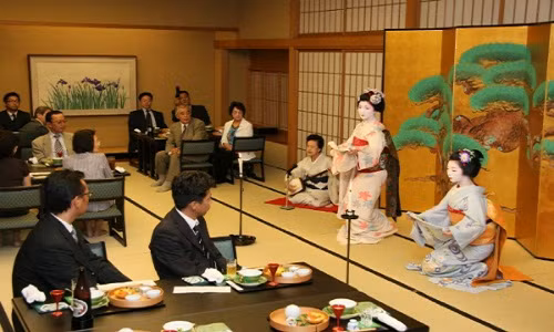  Geisha Nhật Bản gây chú ý khi luôn xuất hiện trong diện mạo xinh đẹp, kiêu sa. Họ được đào tạo nghiêm khắc từ nhỏ để trở thành một geisha chuyên nghiệp.