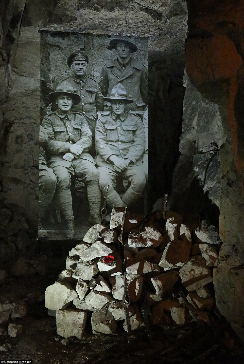 Bên trong hệ thống đường hầm khổng lồ, hàng ngàn binh sĩ sử dụng điện từ một nhà máy phát điện nhỏ đặt ở dưới lòng đất.