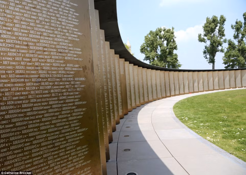 Tên của những người lính tử trận tại miền Bắc nước Pháp trong Thế chiến 1 được khắc lên đài tưởng niệm nhằm tôn vinh những cống hiến của họ.