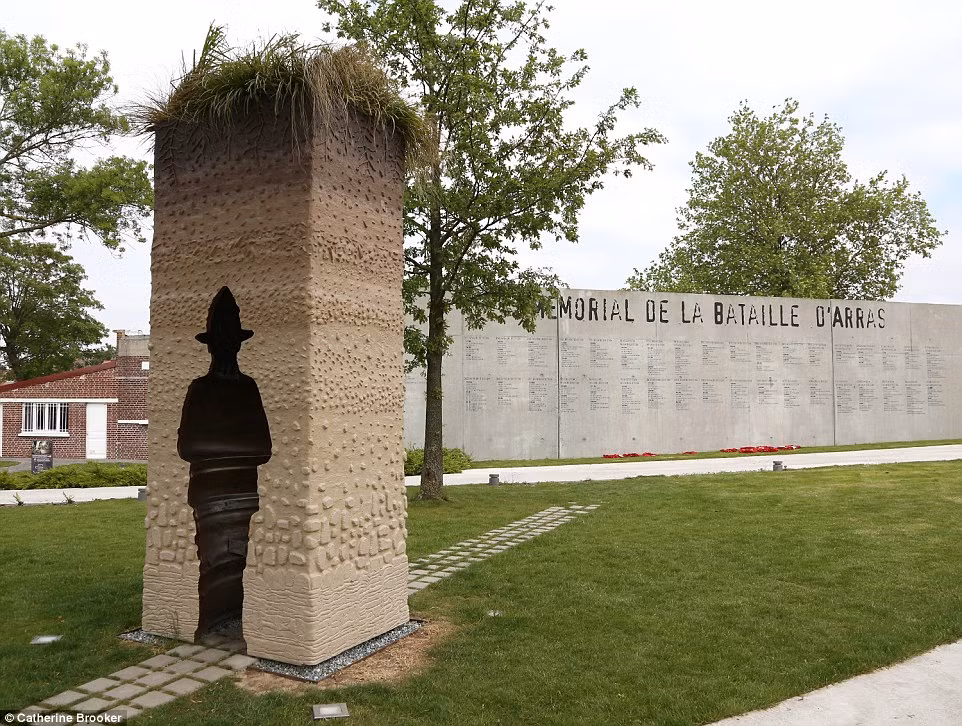 Binh sĩ Anh sử dụng những đường hầm này để thực hiện việc di chuyển quân ngay bên dưới chân kẻ thù mà không bị phát giác.