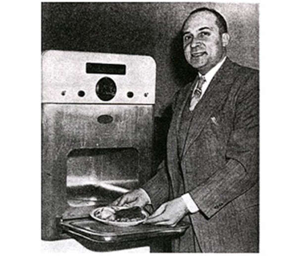 Cụ thể, khi đang đứng trước một nam châm điện được dùng để tạo ra năng lượng cho thiết bị radar, ông phát hiện thỏi chocolate trong túi áo tan chảy.